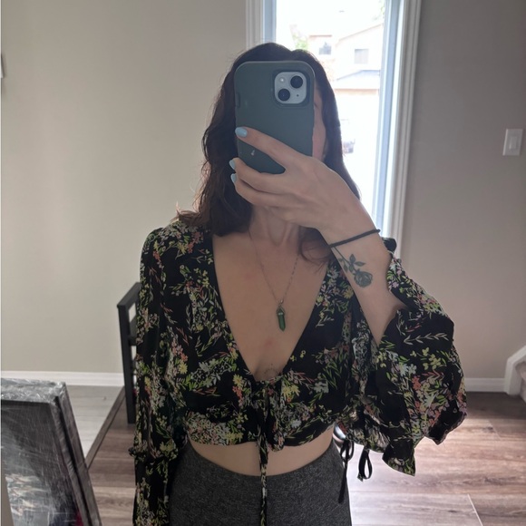 Floral Black Blouse Cropped Forever 21 (Never worn) - Picture 2 of 8